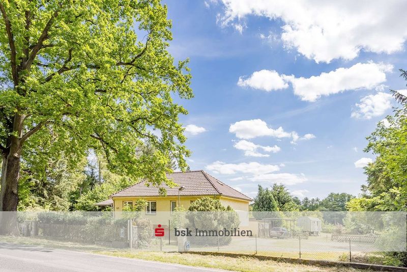 Einfamilienhaus mit Garagen und Nebengelassen in Müncheberg